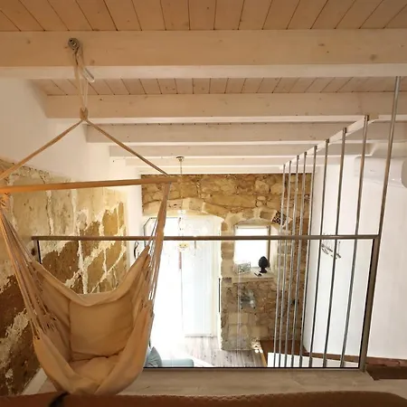 La Maison Avola